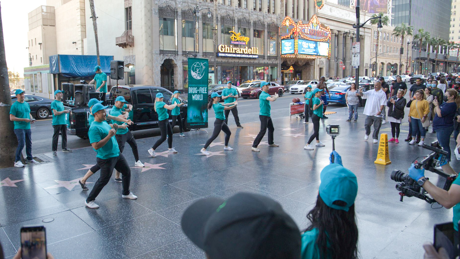 I volontari di Fondazione per un Mondo Libero dalla Droga sorprendono le folle sulla famosa Walk of Fame di Hollywood con un flash mob per promuovere una vita libera dalla droga.